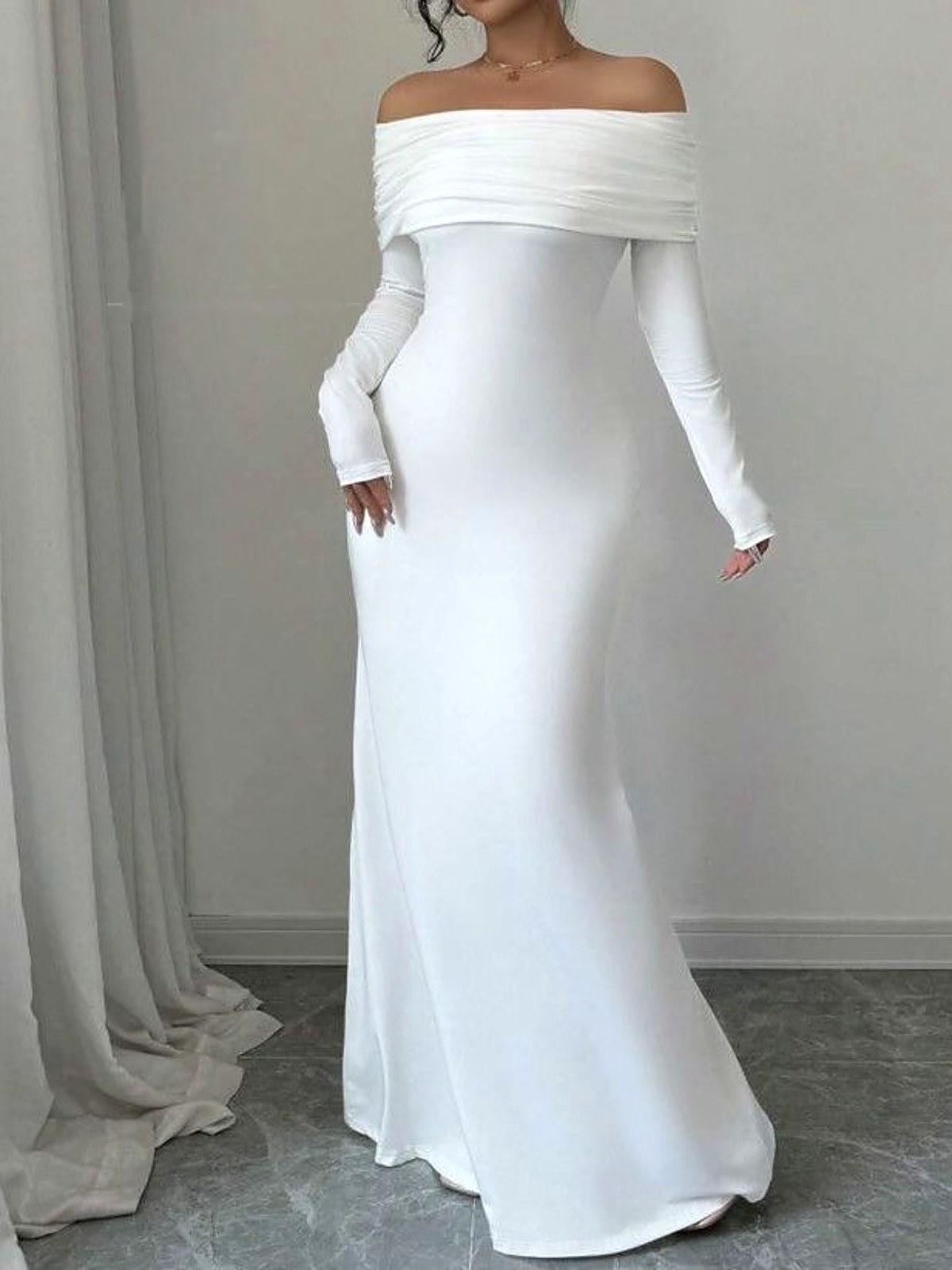 Robe longue blanche ajustée, épaules dénudées et manches longues, vue de face